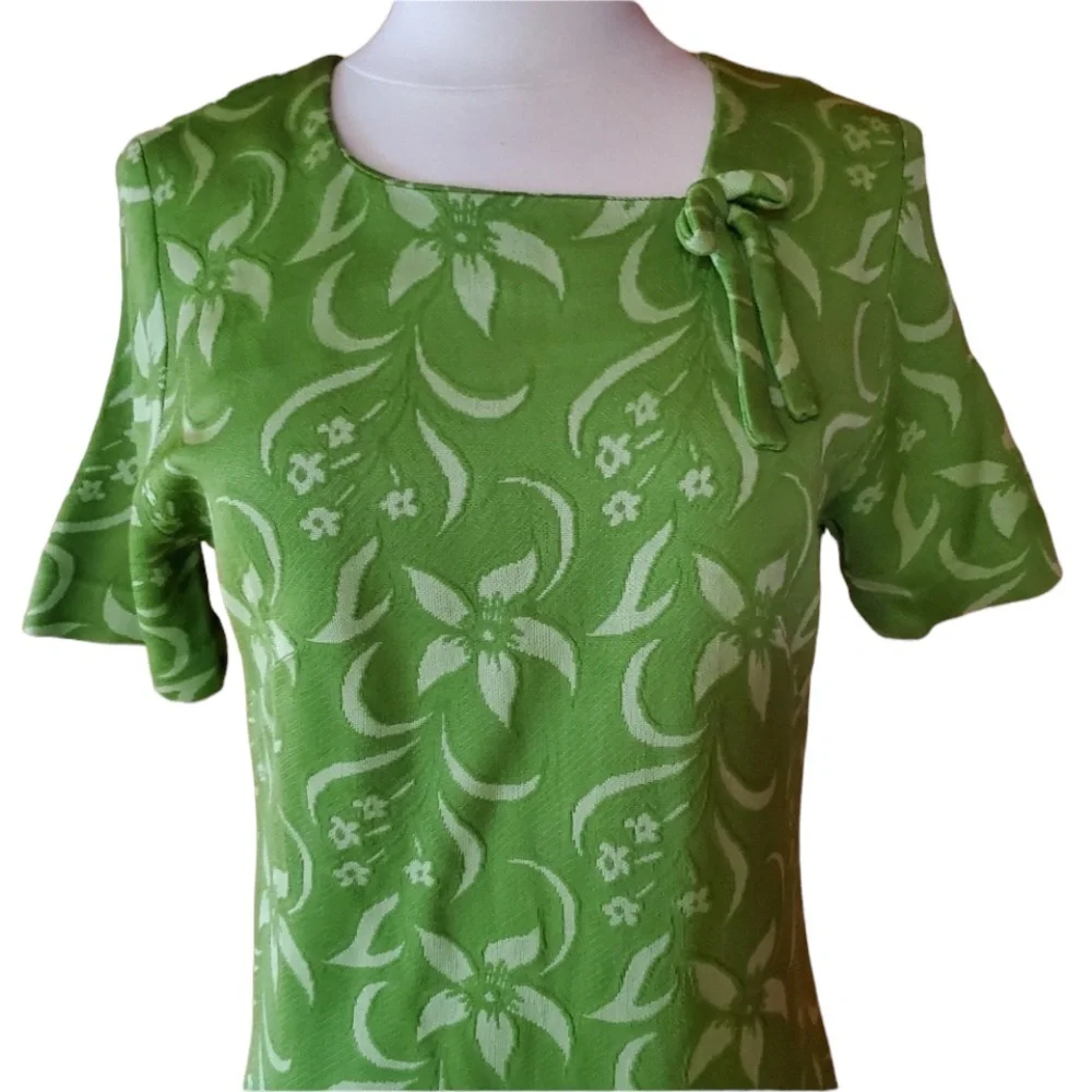 1960s‎ British Lady Green Floral Double Knit Poly/C